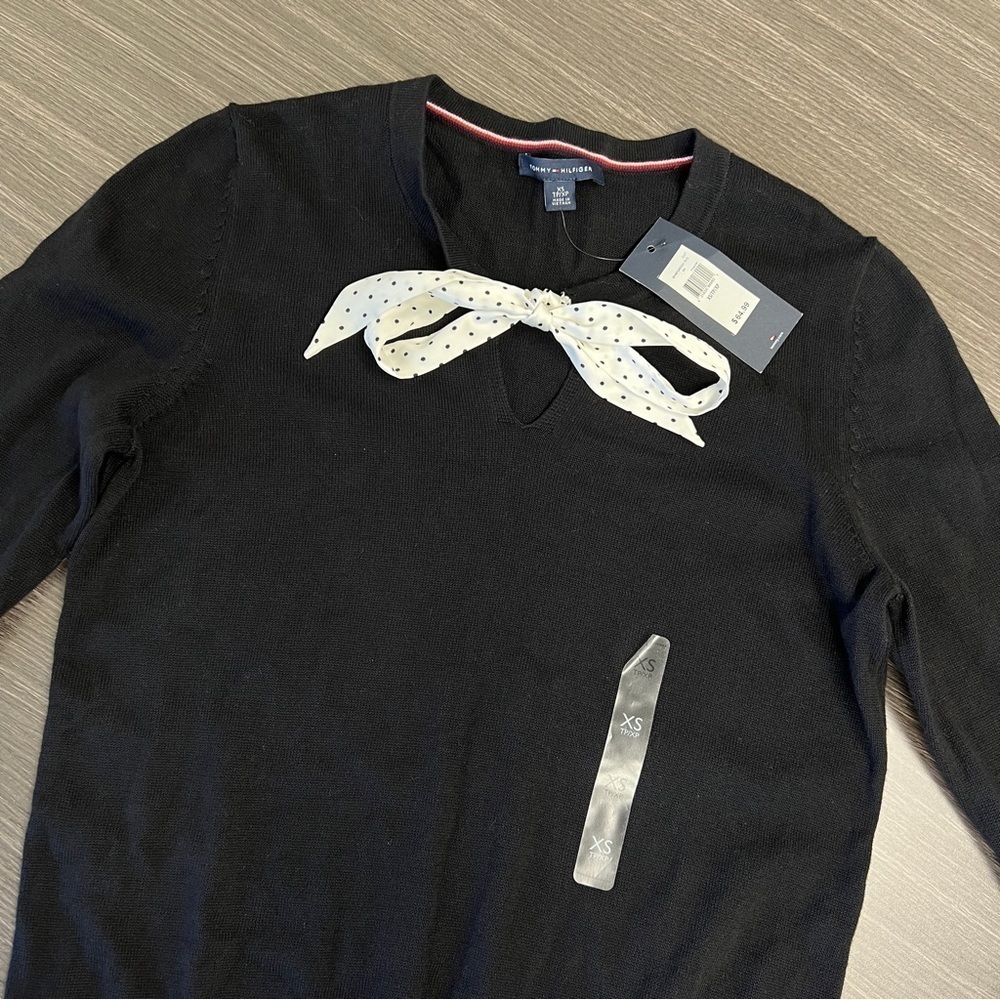 TOMMY HILFIGER NWT XS TP Navy blue light sweater. V neck. Polka dot tie at neck.
